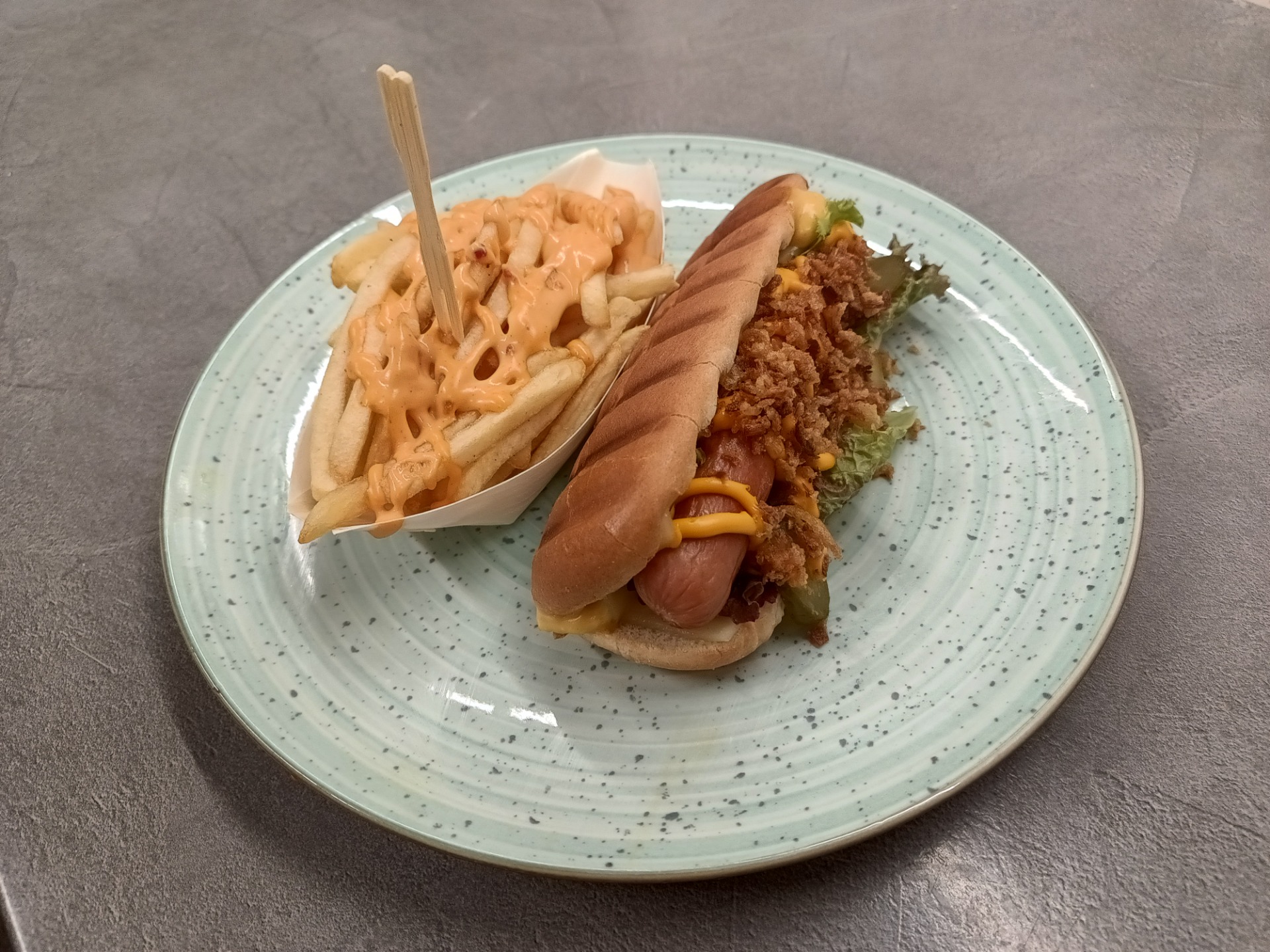 HOT - DOG a hranolky s topingom